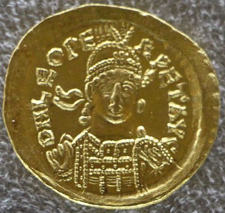 מטבע זהב של לאו הראשון קיסר ביזנטיון. צילום: Sailko