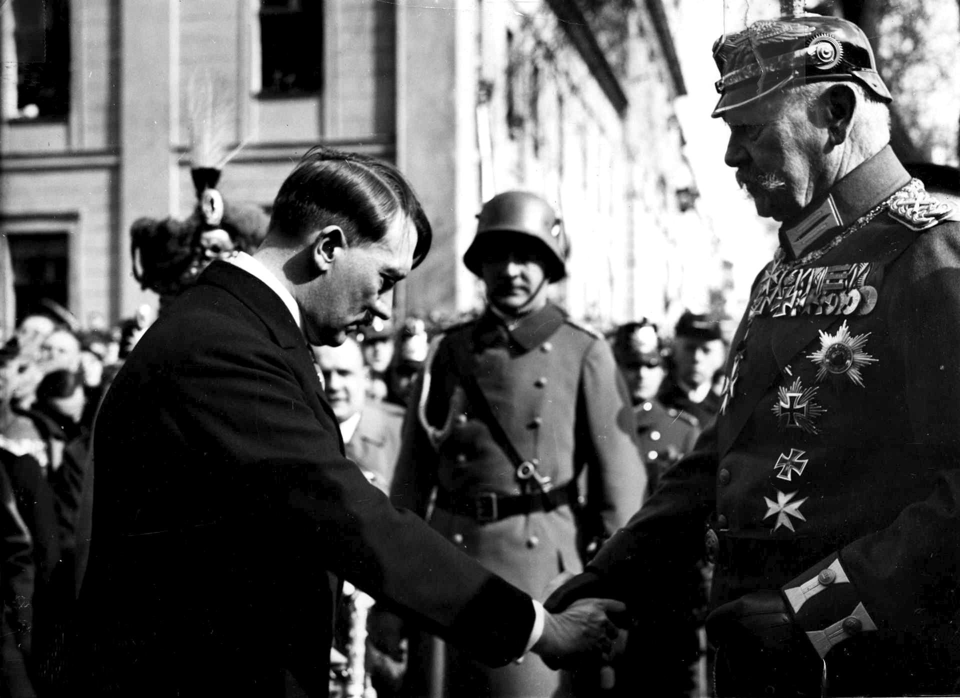 היטלר לוחץ את ידו של הינדנבורג לאחר קבלת משרת ראש ממשלת גרמניה