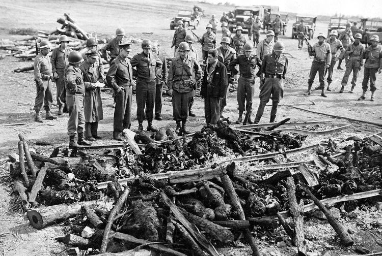 הגנרלים האמריקנים במחנה ההשמדה אורדרוף. צילום: הרולד רויאל, באדיבות מוזאון השואה, וושינגטון