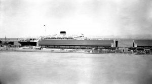הספינה וולקניה עוגנת בנמל חיפה, חורף 1933