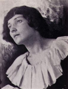 בלה רוזנפלד שאגאל — אשתו הראשונה של מארק — הייתה סופרת שכתבה ביידיש ושימשה מקור השראה לרבים מהציורים של האמן היהודי הגדול, ובהם 'הכלה עם הכפפות השחורות' שצייר ב־1909