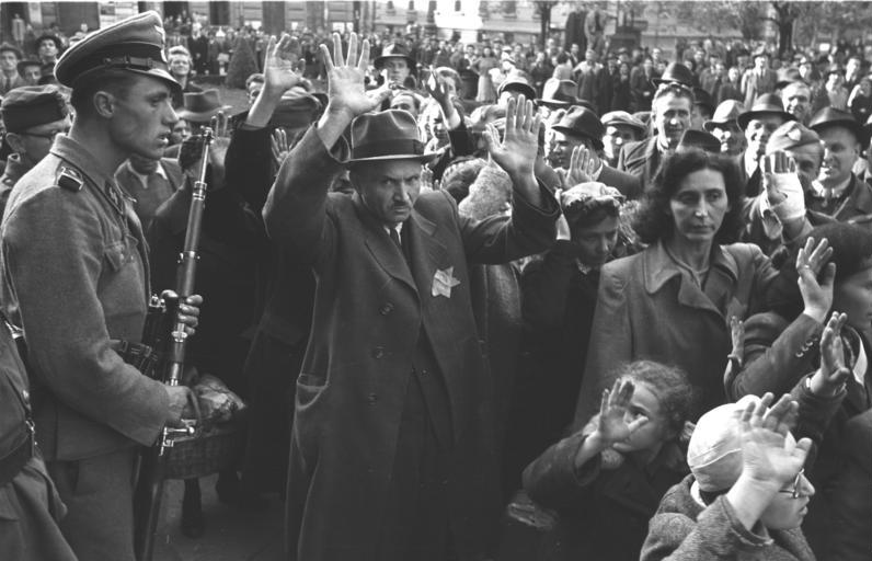 יהודים נעצרים בידי הנאצים בבודפשט, אוקטובר 1944