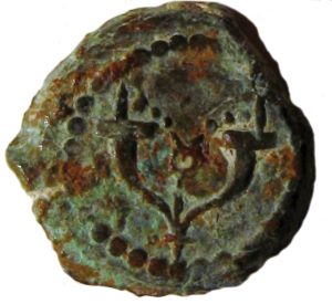 המטבעות שטבע הורדוס היו דומים בסגנונם ובערכם למטבעות החשמונאיים. פרוטת ברונזה ועליה קרני שפע באדיבות איתמר עצמון