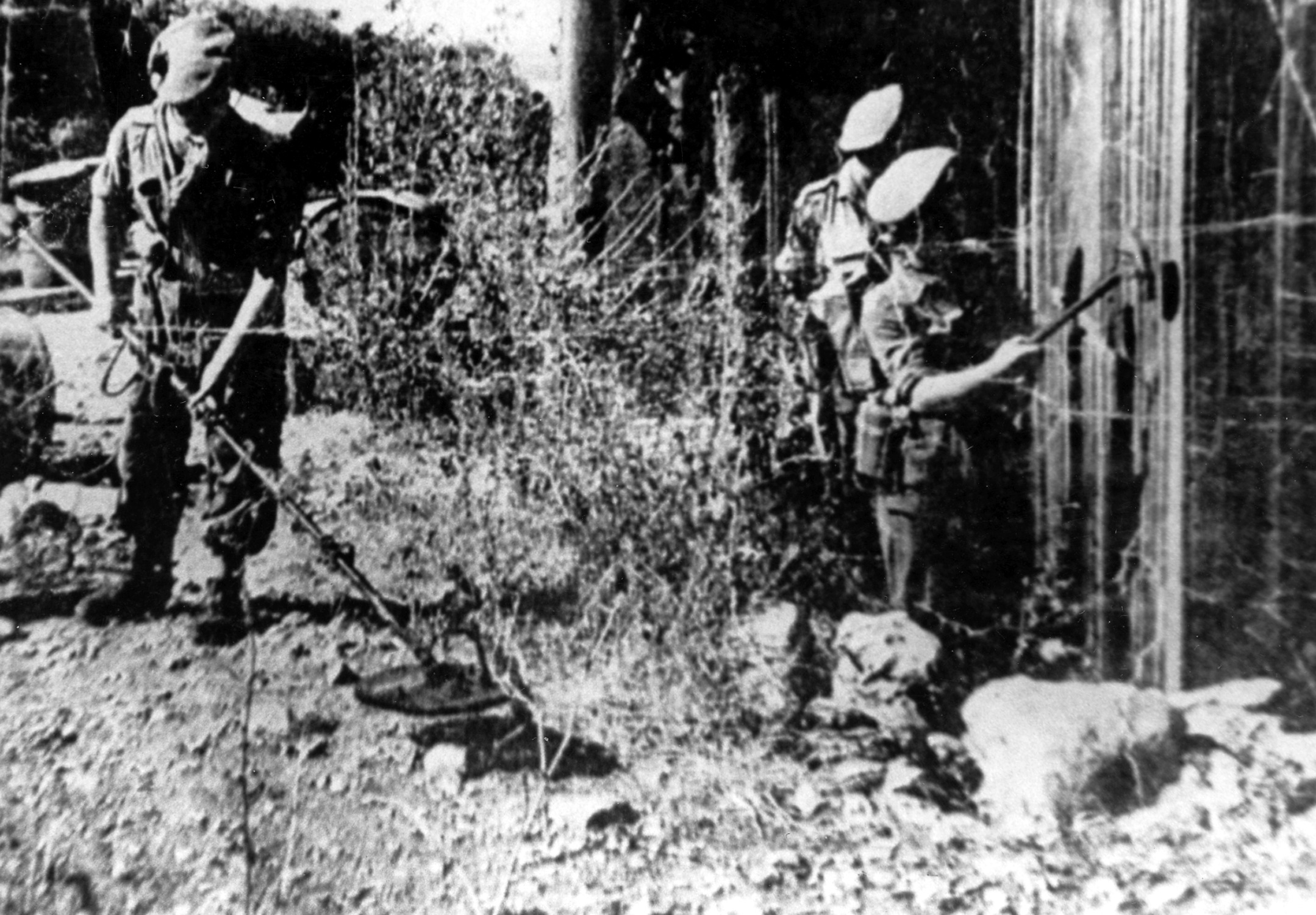 חיילים בריטים מחפשים אחר מצבורי נשק באמצעות מכשירים לגילוי מוקשים, קיבוץ יגור, 29.06.1946