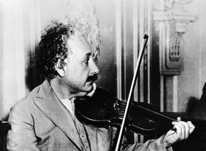 חוקרים שבחנו את מוחו של אלברט איינשטיין טענו שיש לו מבנה של מוח של מוזיקאי. בין אם הדבר נכון ובין אם לאו, איינשטיין העיד על עצמו כי קיבל השראה לרעיונותיו המהפכניים מנגינה בכינור.