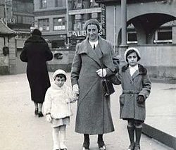 אנה פרנק (משמאל) עם אמה ואחותה , לפני המלחמה.