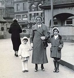 אנה פרנק (משמאל) עם אמה ואחותה , לפני המלחמה.