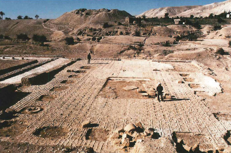 יריחו הייתה עיר מרכזית במערך השלטוני של הורדוס והוא בנה בה שלושה ארמונות. באחד מחדרי הארמון השלישי התגלו סימנים לכך שהוא רוצף בלוחות אבן ושיש בשיטת אופוס סקטילה