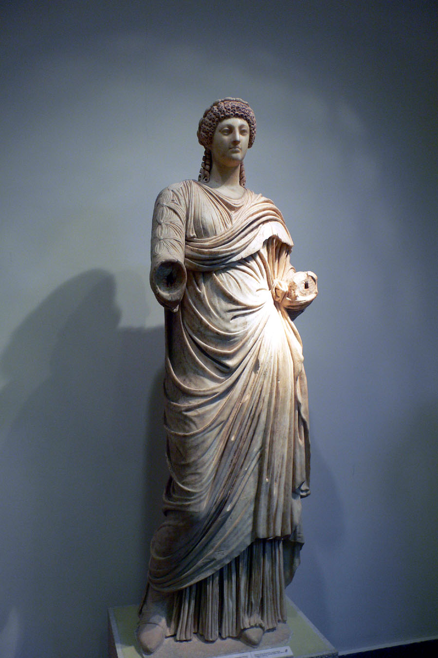 פסל של פופיאה סבינה, אשתו של הקיסר נירון, עמה נפגש יוסף בביקורו ברומא בהיותו בן 26. הפסל מוצג במוזאון לארכאולוגיה של אולימפיה, יוון