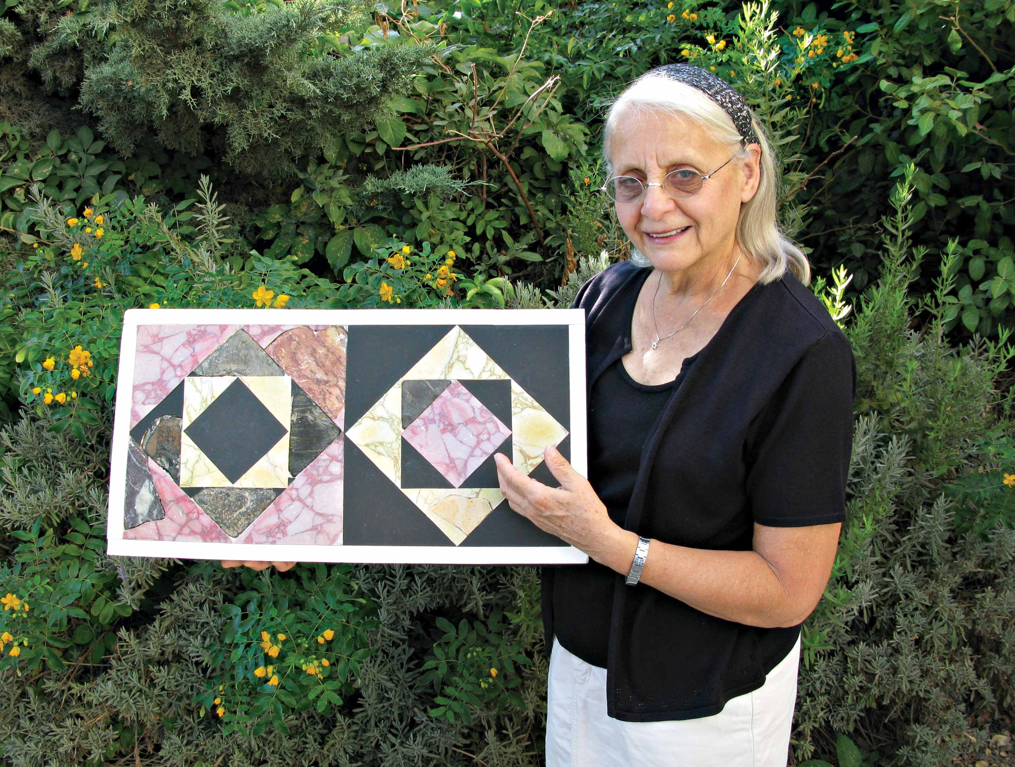 פרנקי שניידר מחזיקה שחזור משוער של רצפת הר הבית שיצרה בעזרת ממצאים שהתגלו בפרויקט סינון העפר מהר הבית