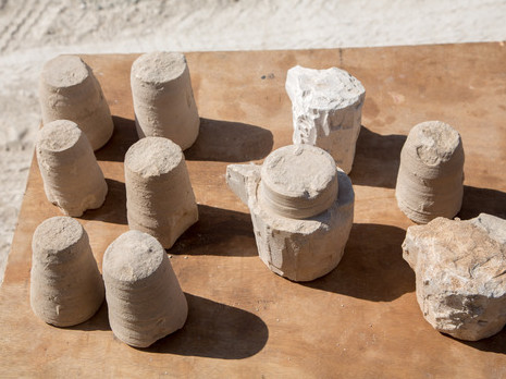גלעינים של כלי אבן שהתגלו במפעל הקדום בריינה שבגליל