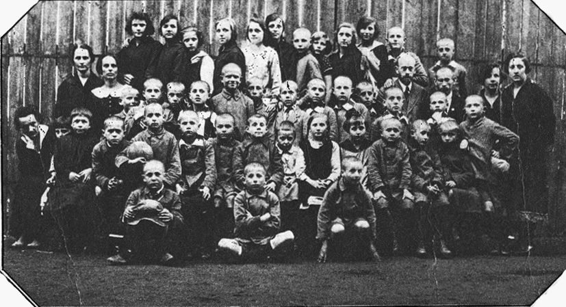 Janusz Korczak and his orphans in 1920