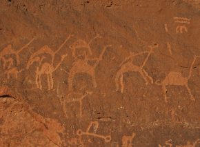 ואדי ראם — העמוק והארוך שבוואדיות ירדן — הוא אחד האתרים שבהם התגלו ציורים וכתובות המעידים על נוכחות נבטית מוקדמת. במקום נחשפו גם ממצאים פרהיסטוריים המעידים שהיה באזור קיום אנושי כבר לפני 12 אלף שנה לפחות. על קירות הגרניט של הוואדי נמצאו בין השאר כתובות בכתב נבטי וציורי גמלים, גם הם כנראה נבטיים