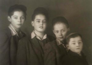 האחים לינדנבלט בעת שהתגוררו בבודפשט לפי סדר לידתם: יהודה, ג'ורג', רוברט ופול