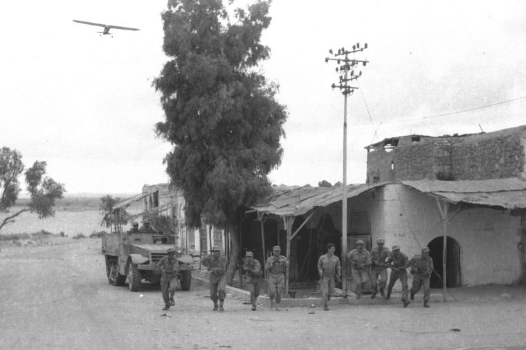 Israeli soldiers capturing Beersheba, 1948