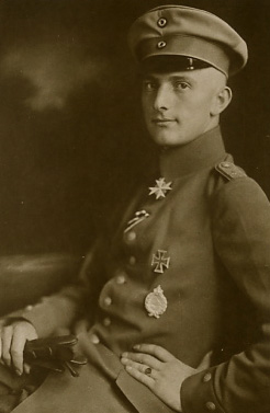 גינוני כבוד גם בזמן הקרבות. מנפרד פון ריכטופן, 'הברון האדום', 1917