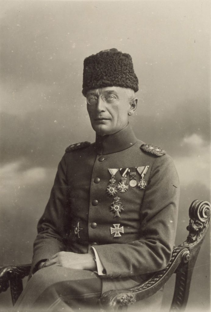 הגנרל פרידריך קרס פון קרסנשטיין, יליד 1870, היה בן למשפחת אצולה פרוסית שבניה מילאו תפקידים רבים בצבא הגרמני במלחמת העולם הראשונה. הוא התגייס לחיל התותחנים ב־1888 וב־1914 נמנה עם הקצינים הגרמנים שסופחו לצבא התורכי כיועצים וזכה בתואר העות'מאני 'בק'. הגנרל ב־1916