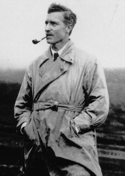 קצין המודיעין הבריטי ריצ'רד מיינרצהגן היה ידוע בהרפתקנותו הנועזת. מיינרצהגן, שהיה גם צפר נודע, היה בן למשפחת אצולה — המשפחה השנייה בעושרה בבריטניה אחרי משפחת רוטשילד. מיינרצהגן ב־1922
