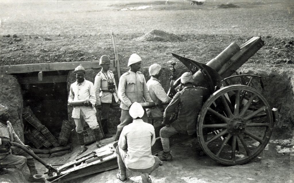 תותחנים תורכים מפעילים תותח הוביצר 105 מ"מ מתוצרת גרמניה, כלי ארטילרי כבד שהסב לבריטים אבדות כבדות במהלך ניסיונותיהם לכבוש את עזה