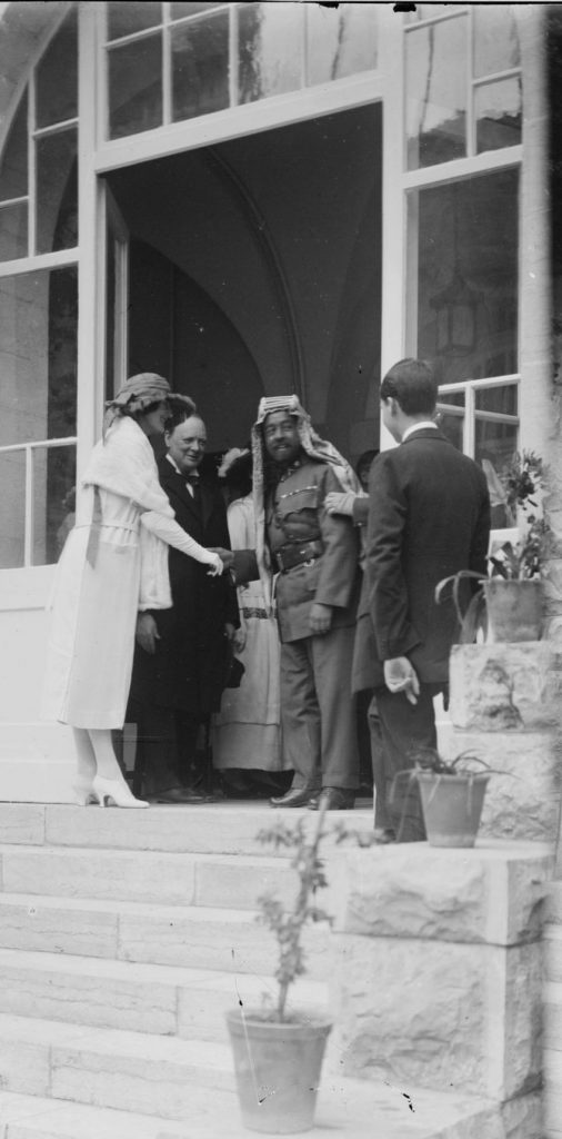 הבריטים ניסו לשמור על יחסים טובים עם שני הצדדים. וינסטון צ'רצ'יל ועבדאללה מלך ירדן ב־1921
