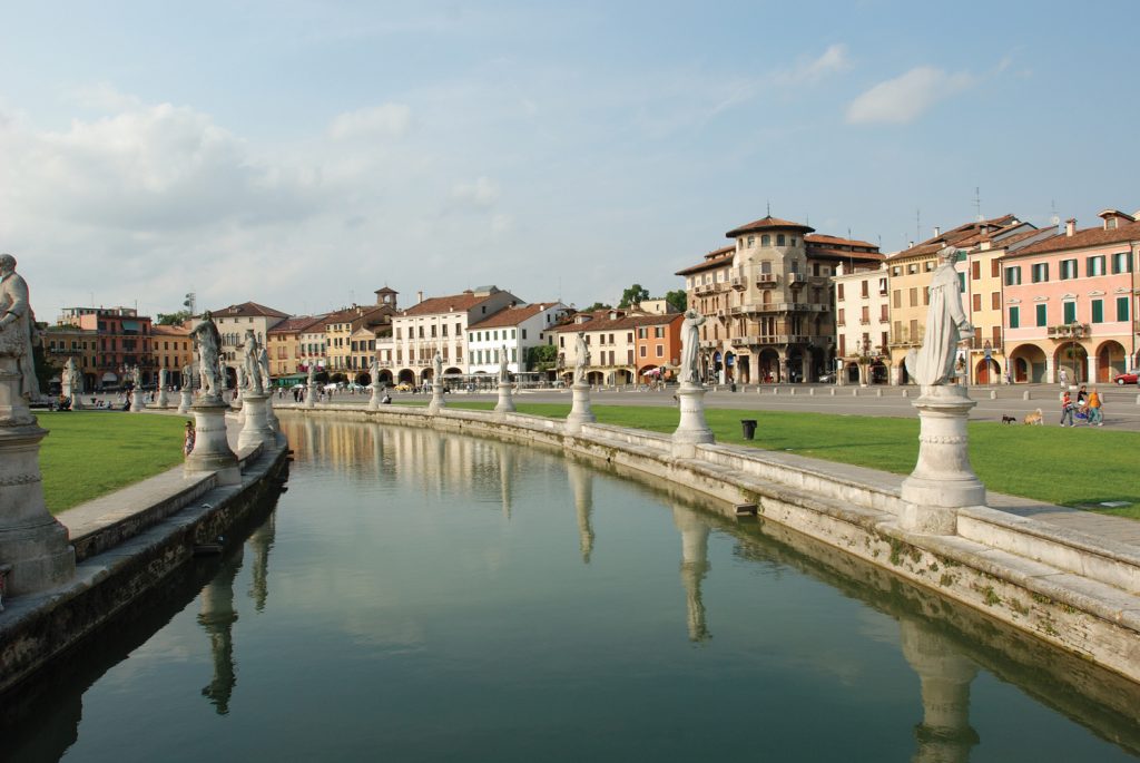 מראה חלקי של הפראטו דלה ואלה מסוף המאה ה-19. הכיכר הגדולה באיטליה משתרעת על פני תשעים דונם ובלבה תעלת מים אליפטית שמשני צדיה שורות פסלים של דמויות הקשורות לעיר