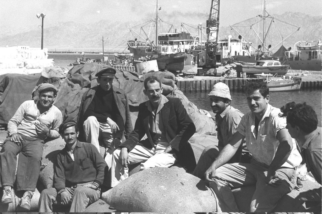 סוורים בעת מנוחה בנמל אילת הישן, 1960