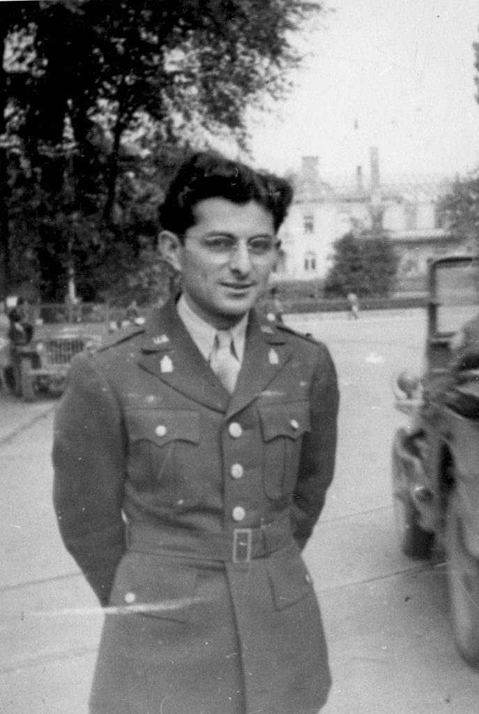 הרב הצבאי סרן אברהם יהודה קלאוזנר בעת שירותו ב־1945