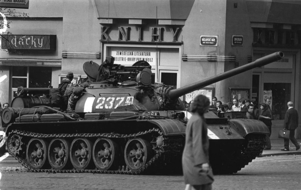 למעלה מעשור לאחר כישלונם של המרד ההונגרי ושביתת הפועלים בפוזנן שבפולין ניסו הצ’כוסלובקים לקיים סוציאליזם סובלני ונענו בפלישה סובייטית. טנק ברחובות פראג, 1968