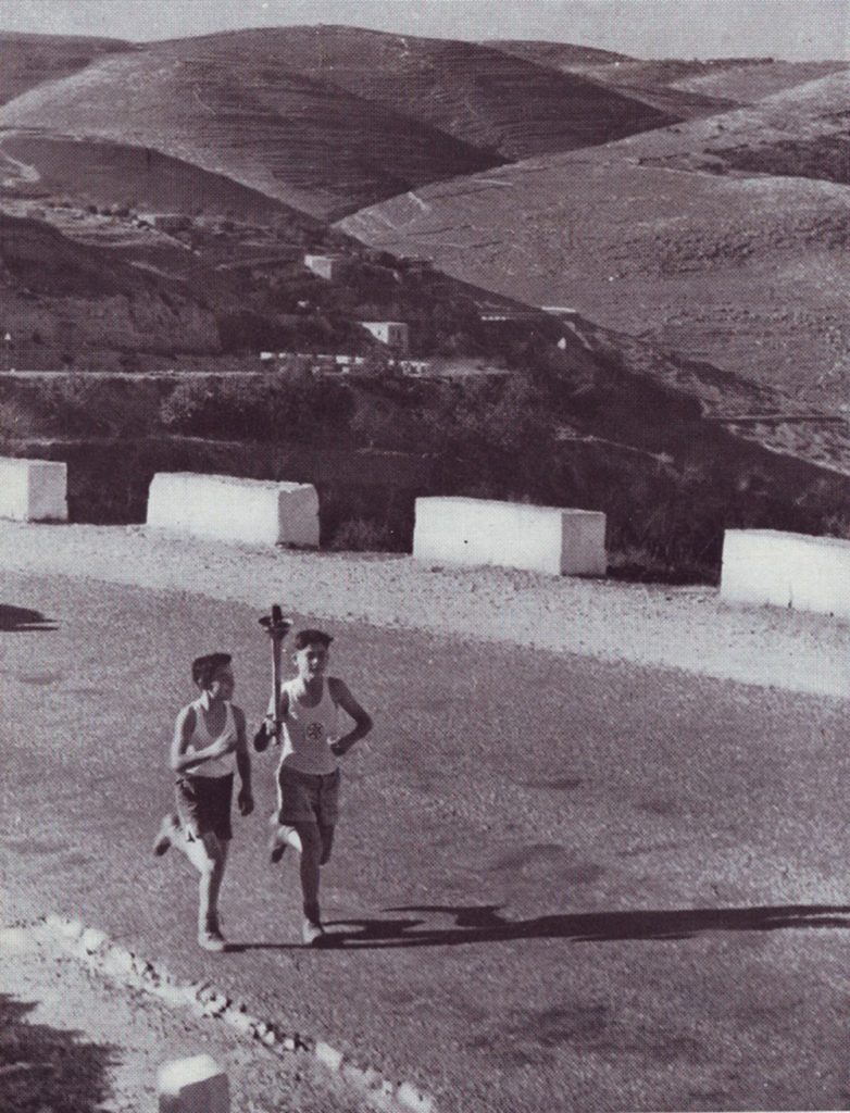 אחת המסורות הלאומיות הבולטות שהתפתחו בחנוכה ביישוב העברי הייתה מרוץ הלפיד. מרוץ הלפיד בהרי ירושלים, שנות הארבעים או ראשית שנות החמישים