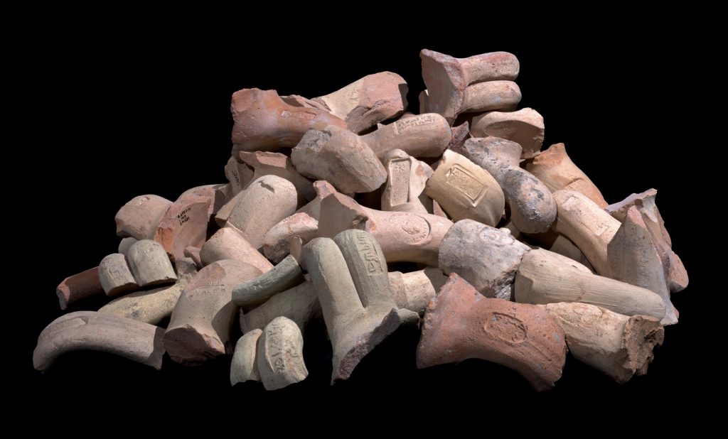 ידיות כדים עם חותמות מרודוס שהתגלו במצודה