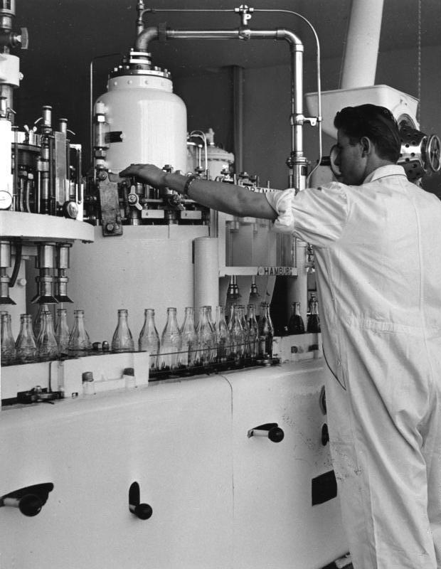 חותמת הכשרות נתפסה בעיני היצרן ובעיני הלקוחות כמעין תו איכות. פועל ממלא בקבוקים באחד ממפעלי קוקה קולה, 1953