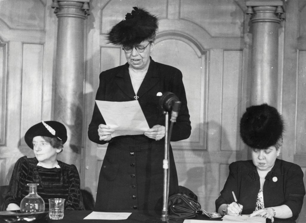 הגברת הראשונה אלינור רוזוולט ידועה במיוחד בזכות 'מגילת זכויות האדם' שניסחה לאחר מלחמת העולם השנייה. לא פלא שהיא באה לצפות במופעיו הציוניים של הכט, שהיו בעיניה חלק ממאבק הומניטרי למען פליטי מלחמת העולם. רוזוולט נואמת ב־1940