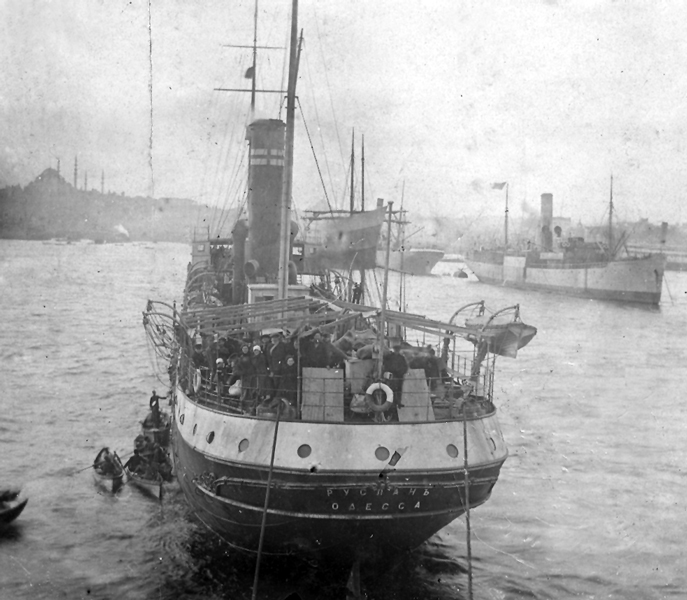 האנייה רוסלאן שבה עלו רחל ושושנה ארצה עוגנת בנמל קונסטנטיפול, 1919