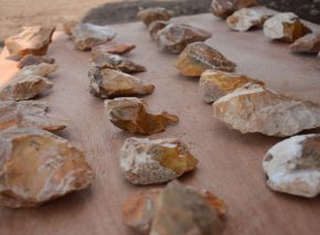 מאות אבני יד שיצר האדם הקדמון נחשפו בחפירה