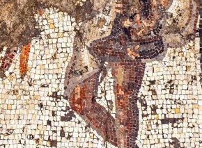 דמות רומית בטוגה קצרה, אחת משלושת הדמויות המתוארות בפסיפס