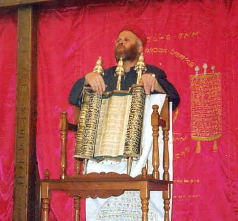כהן שומרוני מציג את התורה השומרונית בבית הכנסת של העדה בחולון