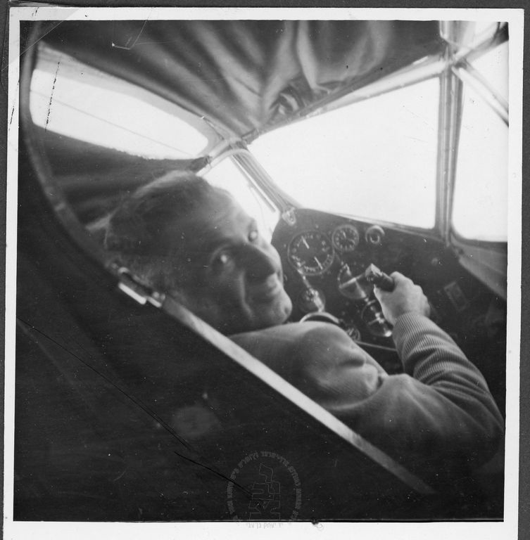 עמנואל צור (צוקרברג) בתא הטייס' 1931