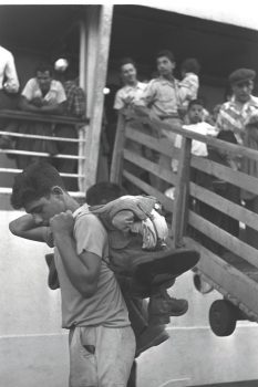 קברניטי המדינה ראו בעלייה ההמונית הזדמנות ליישוב הפריפריה. עולים ממרוקו יורדים מהאנייה בנמל חיפה, 1954
