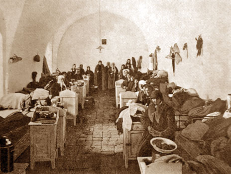 מלון 'הכל כלול' בסגנון המאה ה־19. נשים באולם השינה במגרש הרוסים