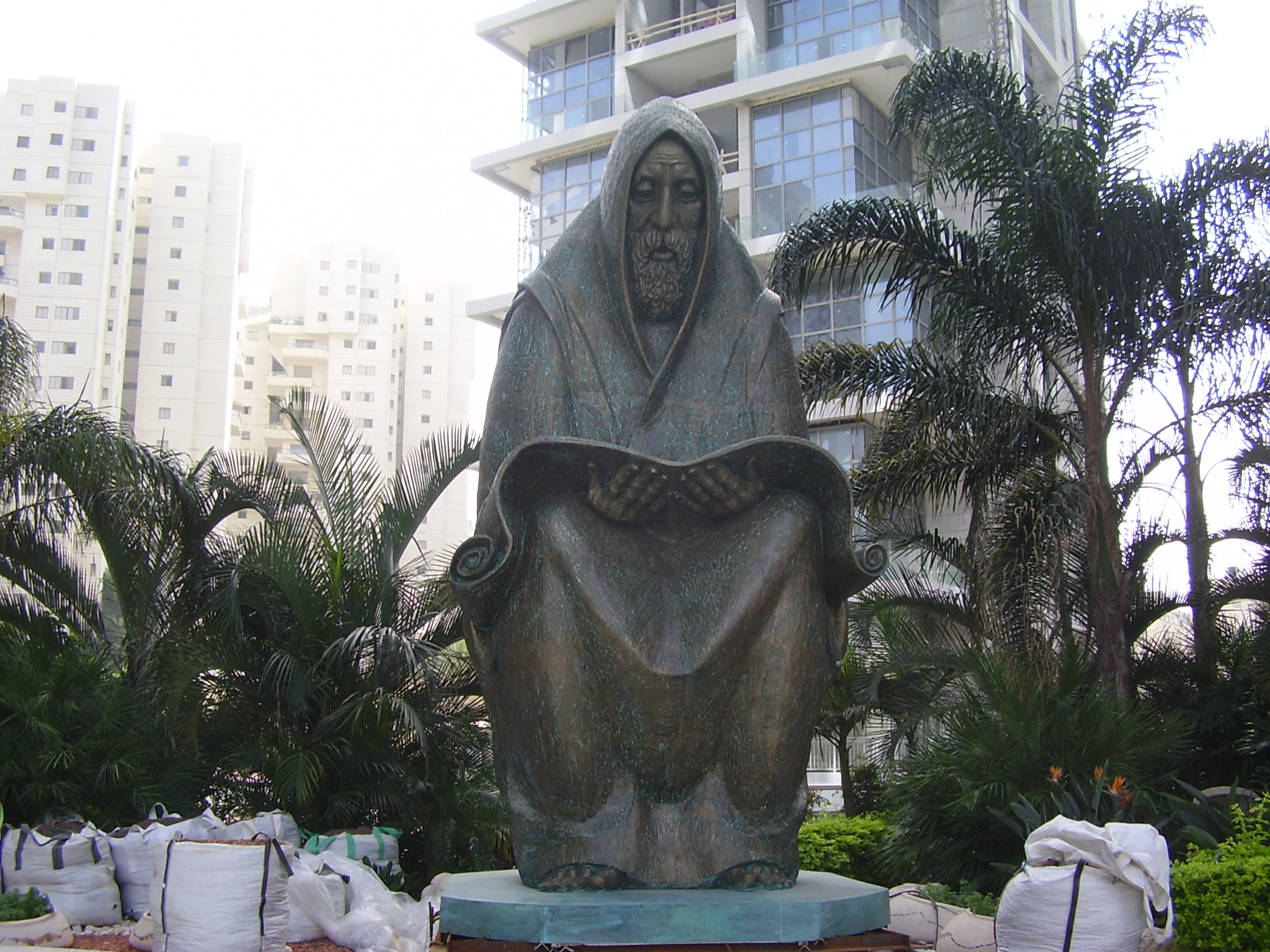 Prayer, a statue in Ramat Gan commemorating the victims of the Iraqi Farhud and the 13 Jews executed in Iraq for Zionist activities in 1969