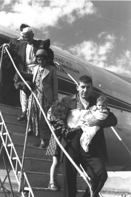 העולים מעיראק נוחתים בשדה התעופה לוד 11.9.1950. צילום של הנס פין מתוך אוסף התצלומים הלאומי של מדינת ישראל