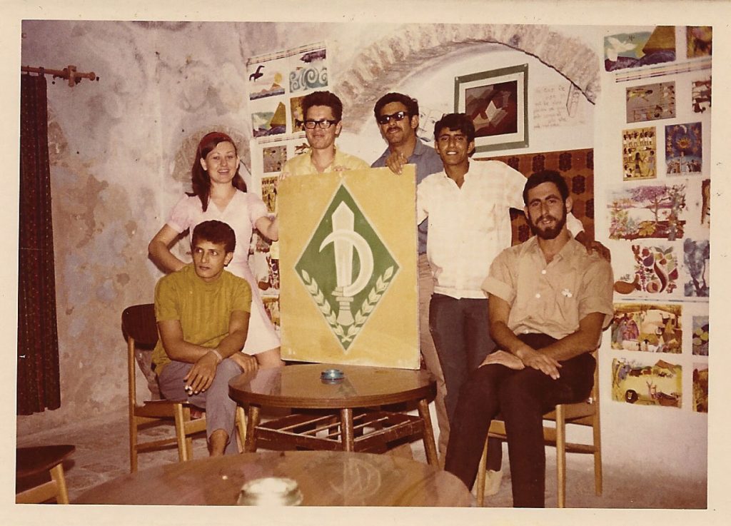 גאוות יחידה. אחדים מחברי הגרעין עם סמל הנח״ל בחדר הכניסה של המבנה שבו התגוררו ברובע היהודי