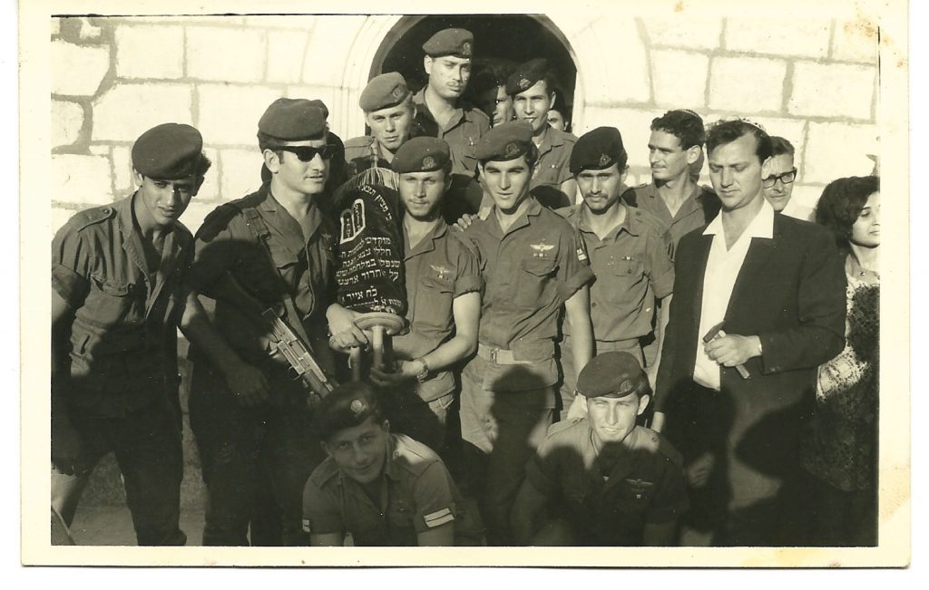 חברי גרעין גנ״ת ג׳ רוקדים עם ספר תורה בטקס חנוכת ההתנחלות ברובע היהודי
