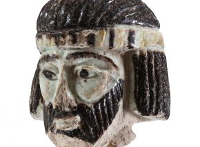 ראש קטן של אישיות גדולה? ראש הפסלון מפיינס המוצג במוזיאון ישראל, ירושלים
