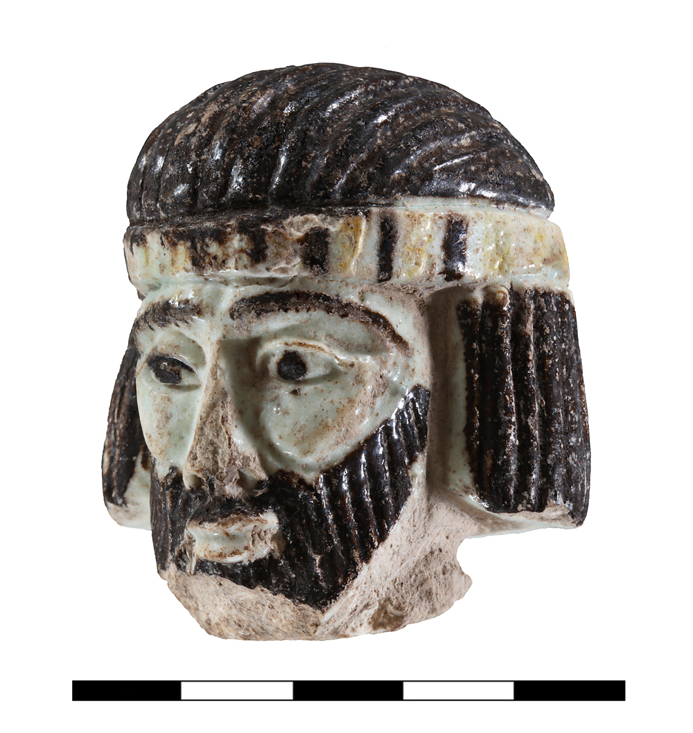 ראש קטן של אישיות גדולה? ראש הפסלון מפיינס המוצג במוזיאון ישראל, ירושלים