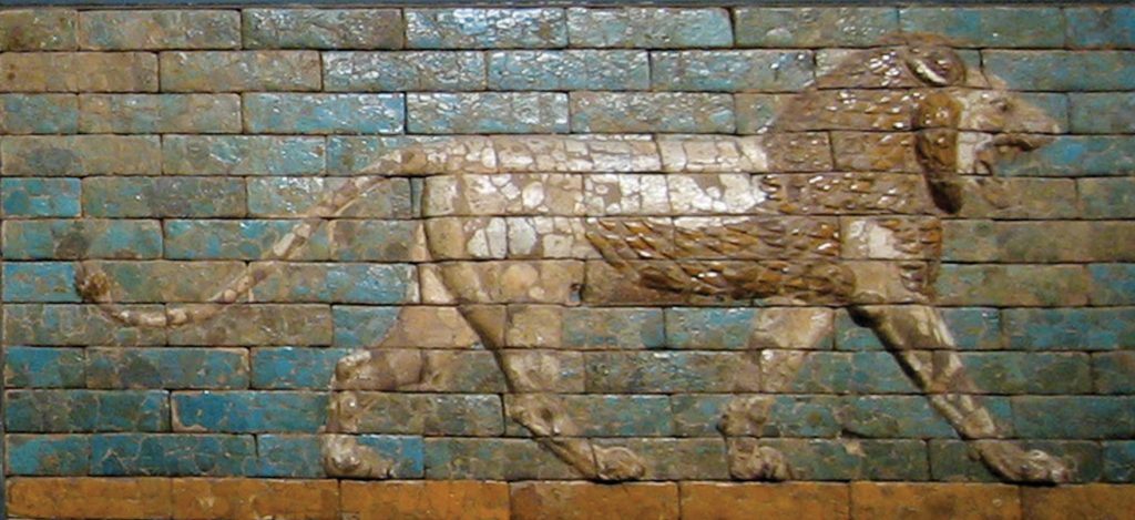 האריה הבבלי. חלק מתבליט שהיה על שער אישתר בעיר בבל מתקופת שלטונו של נבוכדנאצר. כיום שמור התבליט במוזיאון המטרופוליטן בניו יורק