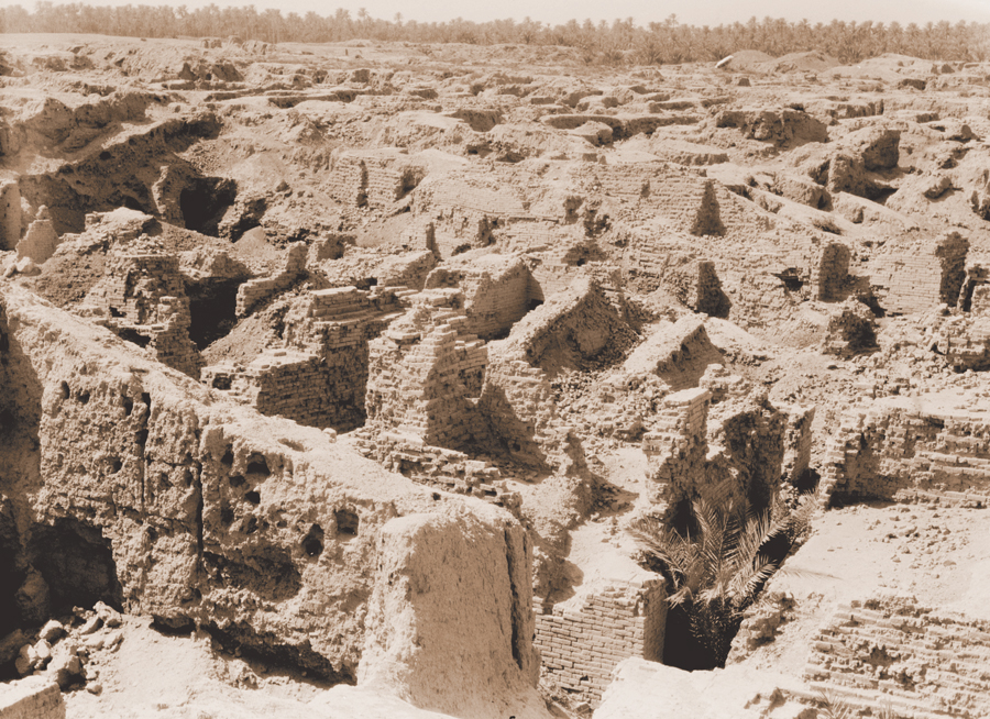 בבל הייתה אחת הערים הגדולות בעולם העתיק. היא הוקפה בשלוש חומות ועוביה של החיצונית שבהן היה כ־24 מטרים. היקף החומה החיצונית נע לפי הערכות שונות בין 68 ל־90 ק"מ, ושטחה של העיר היה 260־520 קמ"ר. שרידי בבל, כנראה מתקופת נבוכדנאצר