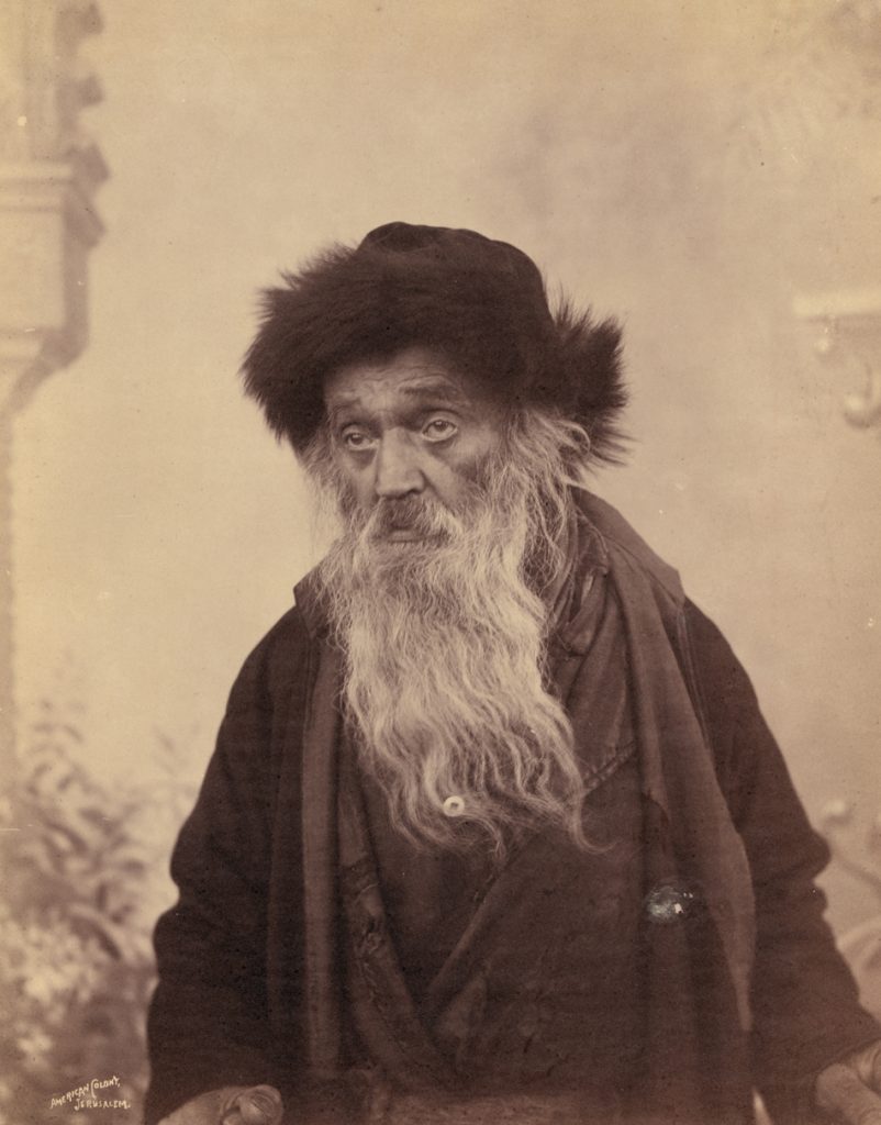 Ultra-Orthodox Jerusalemites – Hasidic or not – long donned their own particular shtreimel, distinguished by its relatively low height. Jerusalem, circa 1900 Photo: Eric and Edith Matson Collection, Library of Congress