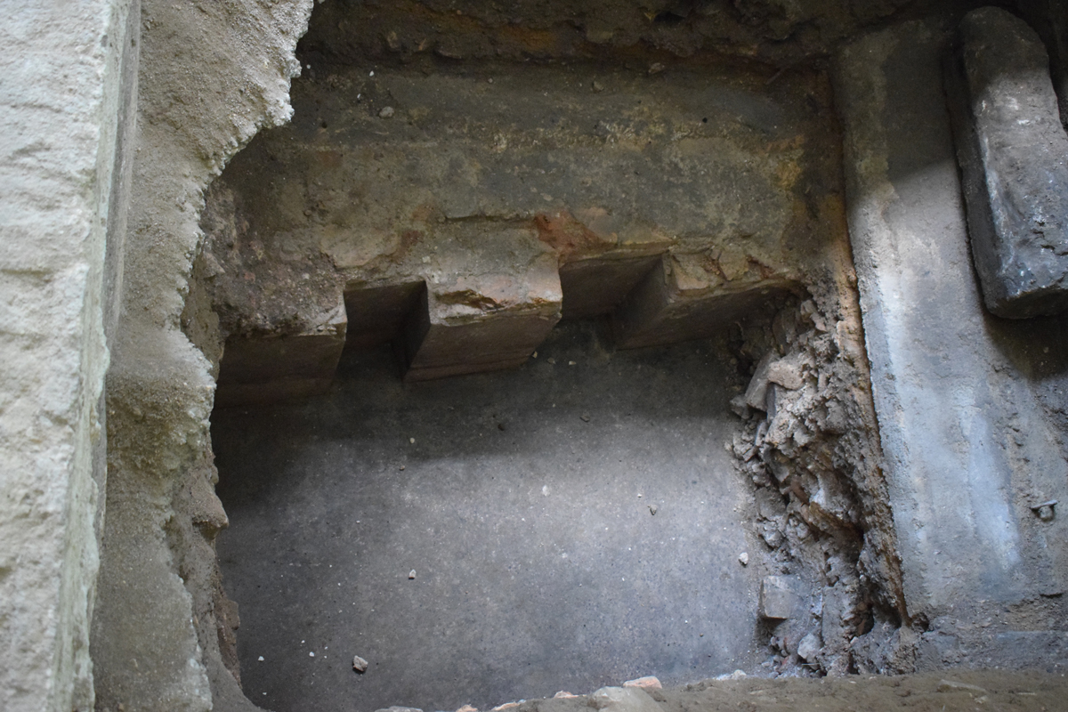 Reader's platform, Vilnius synagogue excavation