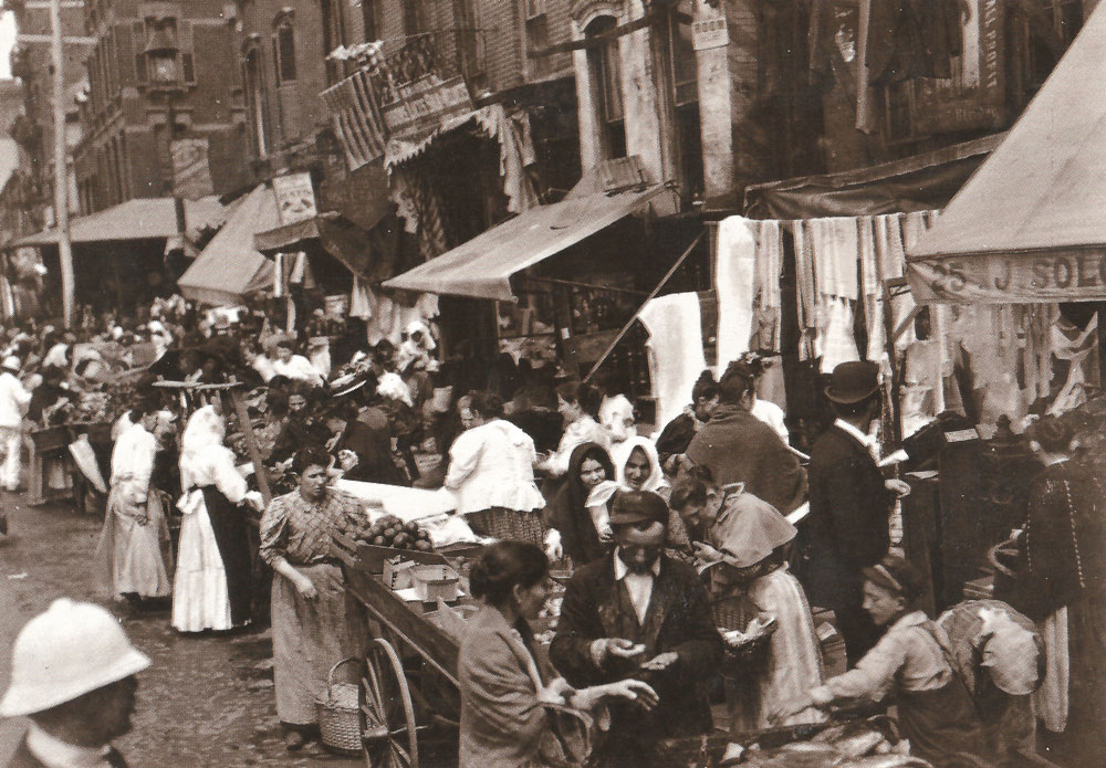 השוק היהודי ברחוב הסטר שבלואר איסט סייד בתחילת המאה העשרים. ברחוב,שסימל את ההגירה היהודית,הופק בשנות השבעים הסרט'רחוב הסטר' העוסק במהגרים היהודים. היום מתגוררים ברחוב המהגרים החדשים מסין והוא הפך להיות חלק מצ'יינה טאון 